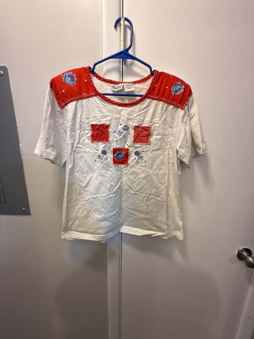 Capacity Knits Embroidered Floral T-Shirt Size Medium Vintage